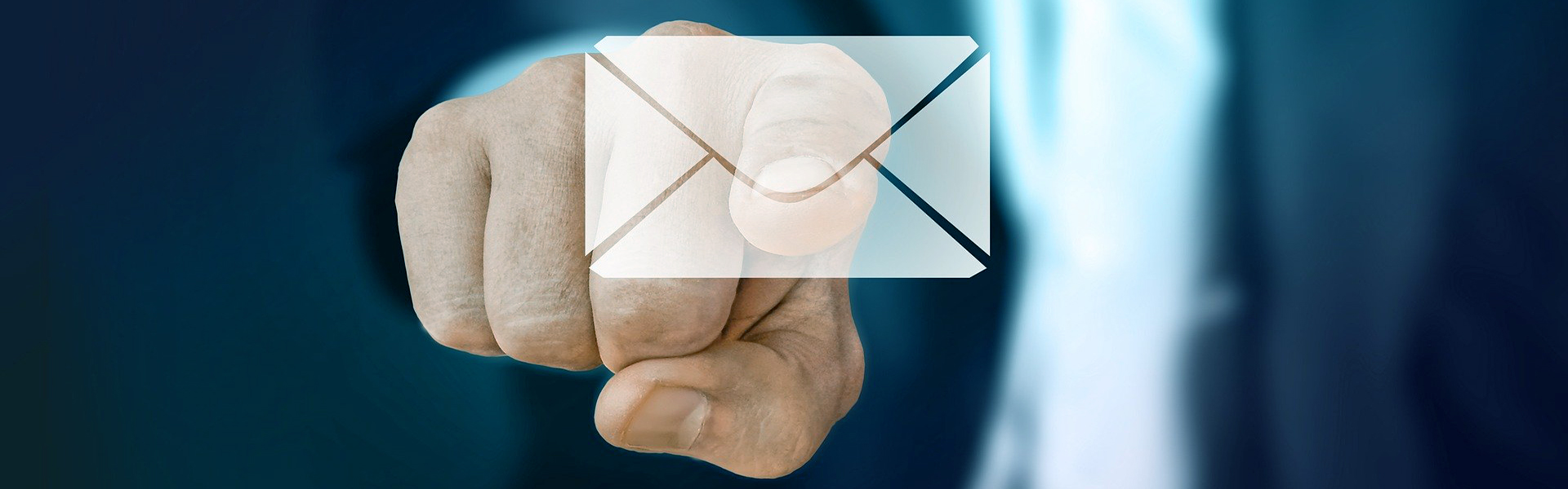Newsletter der GDI-DE Person tippt mit Finger auf optischen Briefumschlag