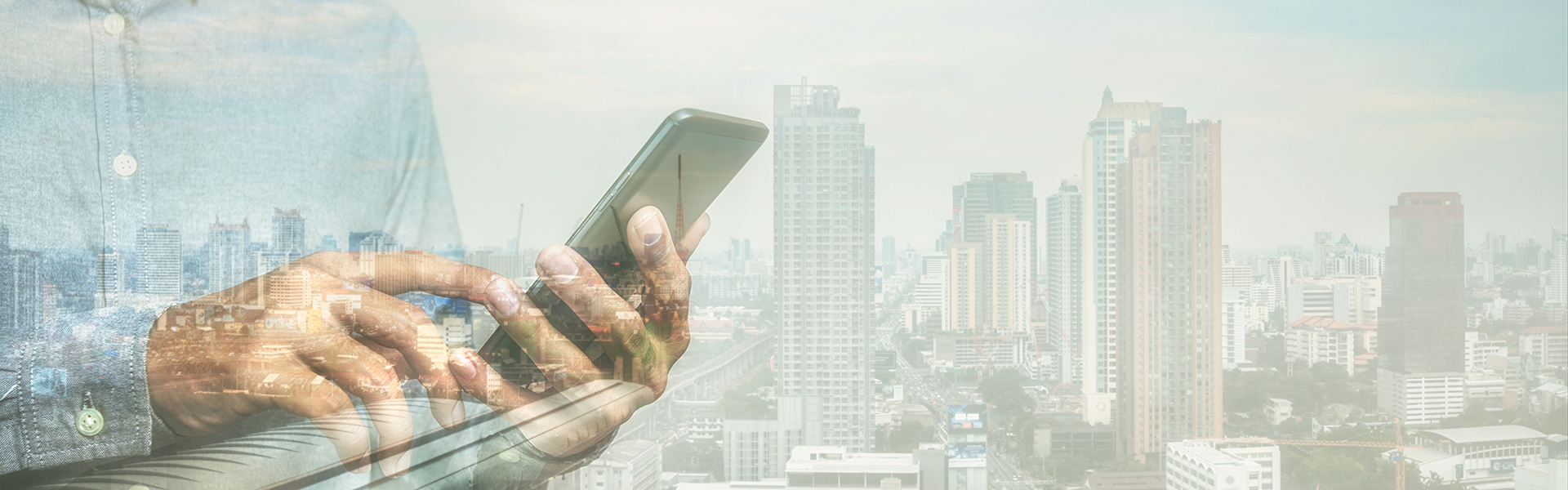 Nationale Geoinformations-Strategie Person mit Smartphone