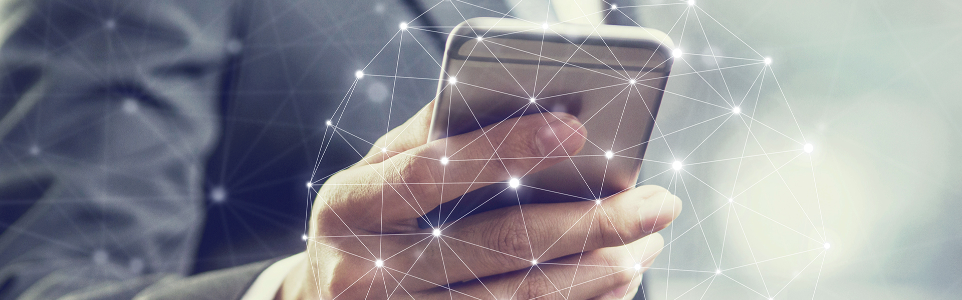 Service: News, Presse, Infomaterial Person mit Smartphone