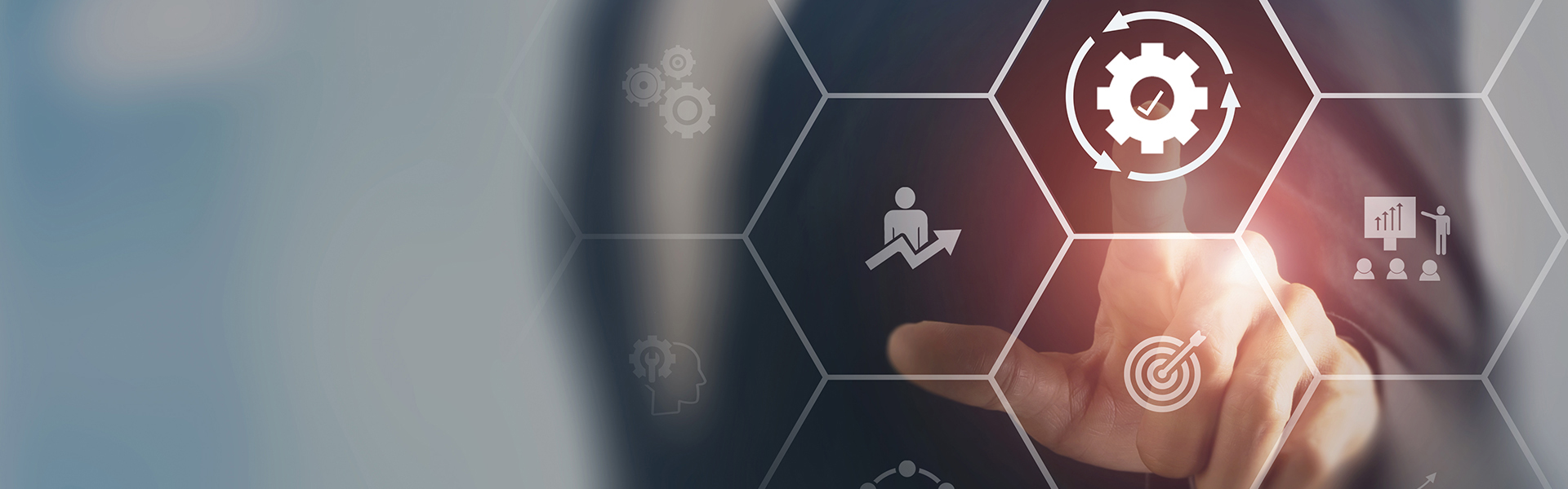Technische Komponenten der GDI-DE Person mit Funktionsrad die auf Icon drückt